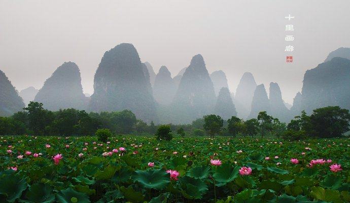 绵延数十里,风景如画,奇 峰异石,千姿百态,像一