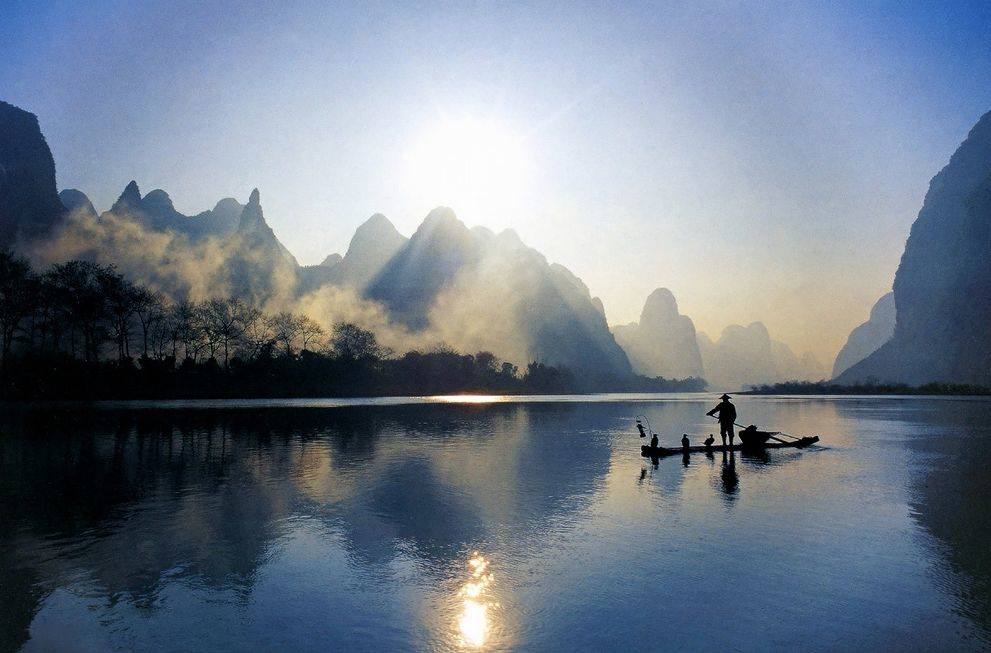 正是"桂林山水甲天下,绝妙漓江泛秋图".