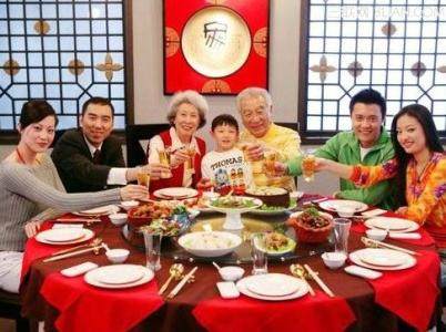是春节的前一天晚上,是中国家人团聚的日子,一家人坐在一起吃年夜饭