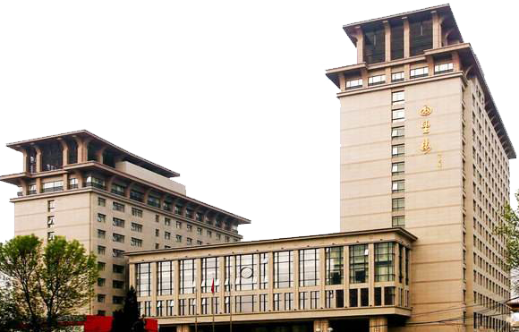 远望楼馆名由张爱萍将军亲笔提写,是一家有着25年馆龄的老字号宾馆,因