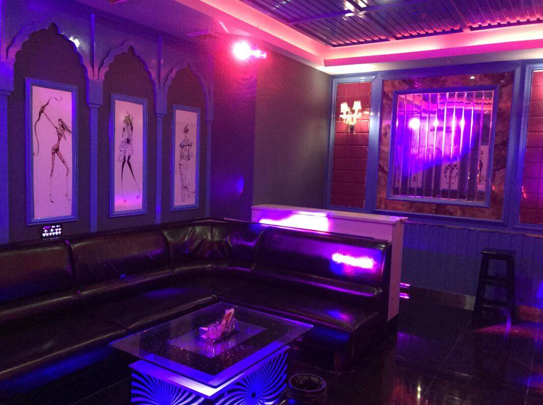 首创了黄石地区酒吧式ktv