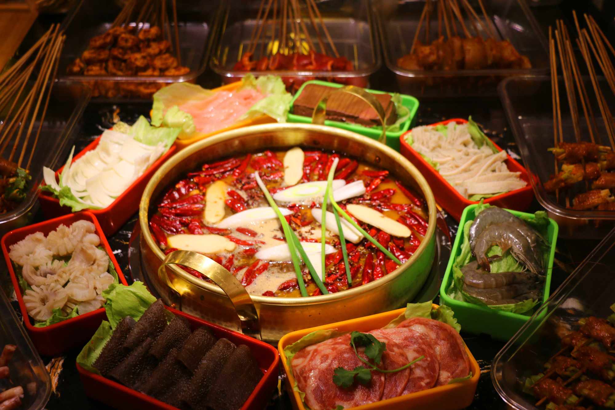 串串火锅是四川地区特色小吃之一,是一种以竹签串上各种菜,将其放进