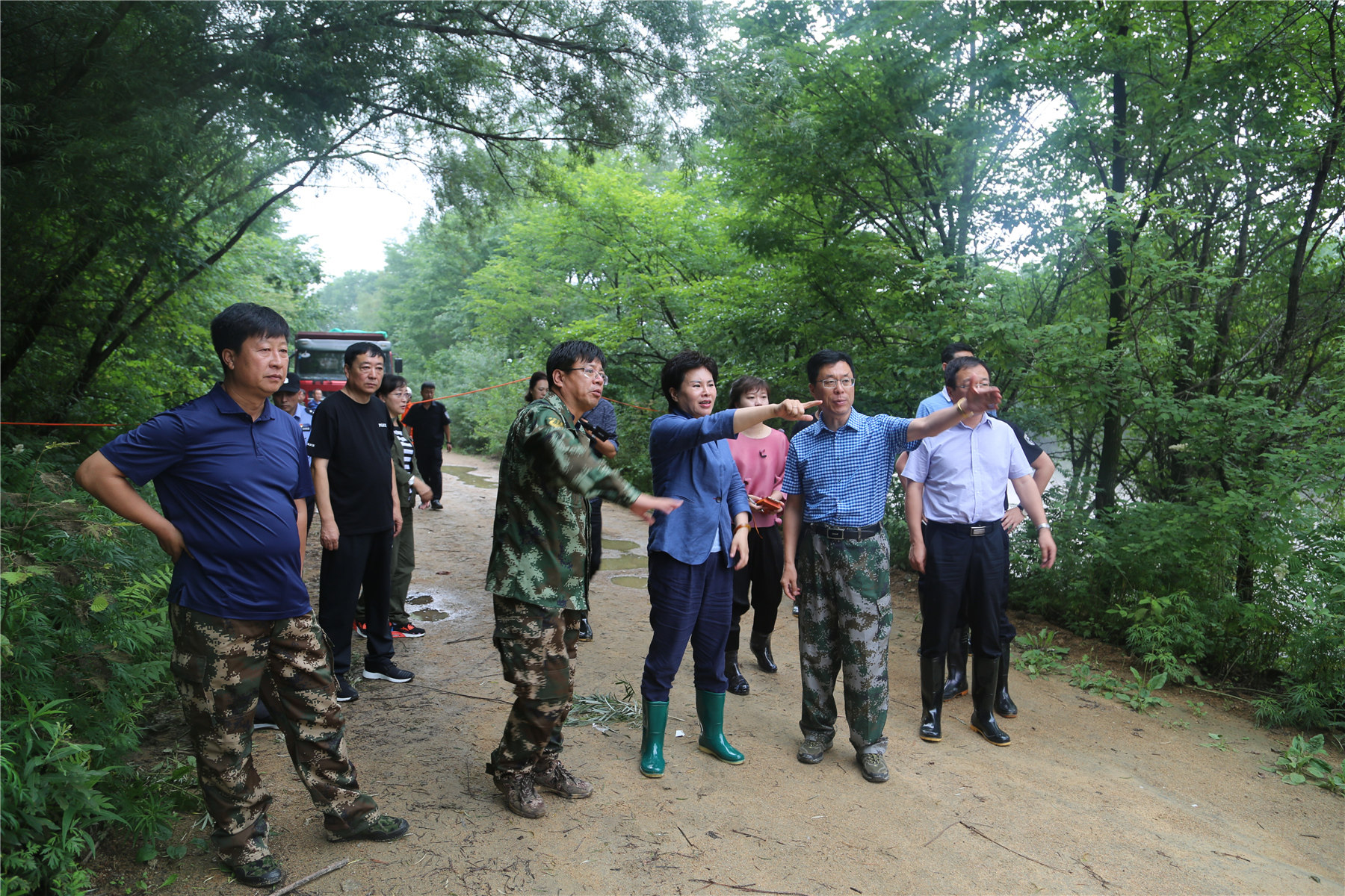 国家应急管理部救灾司 副司长殷本杰带领工作组 来到铁力局查看水灾